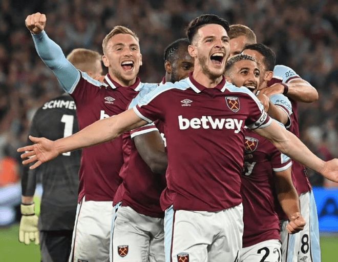 广州小学生观战轮椅篮球赛为运动员加油