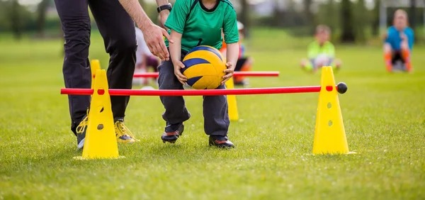 国安刚拿到足协杯冠军，就要给新帅准备三份引援大礼，值得期待