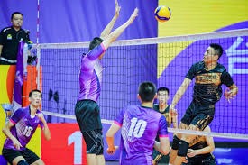 康大冠军后卫牛顿加盟火箭，小霍勒迪6中0狂打铁，乌度卡自乱阵脚