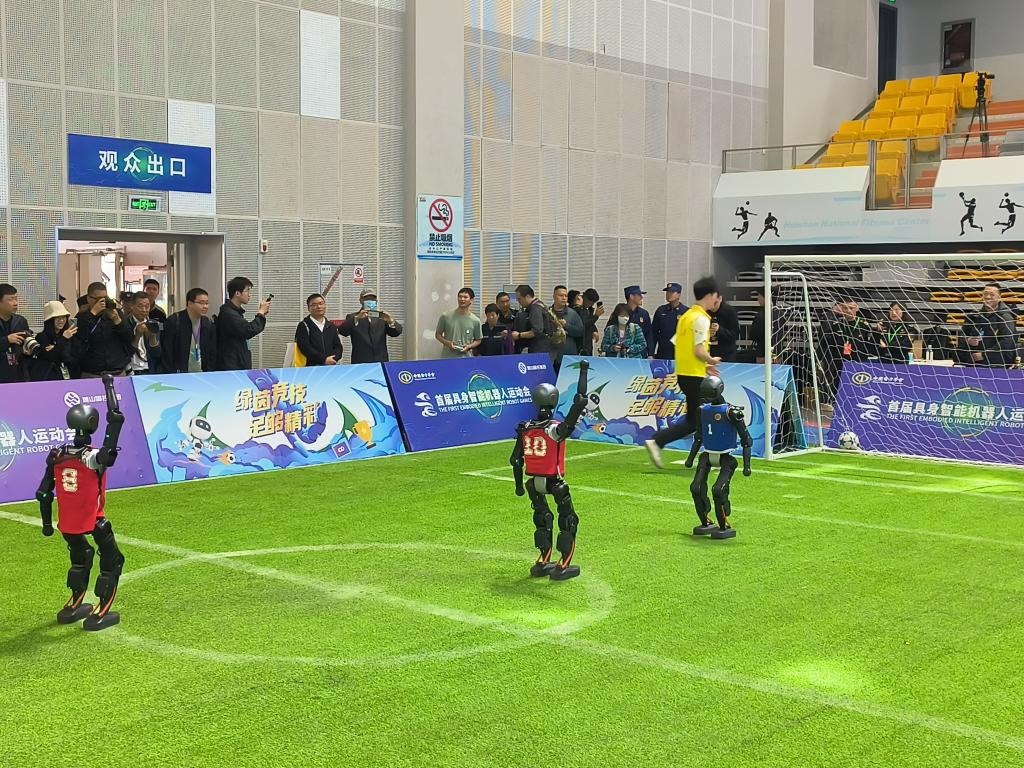 太阳报：拉爵削减食堂让布雷斯福德困惑，后者开始怀疑自己